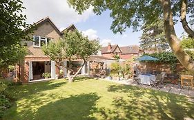 6 Bedrooms Beautiful Home 3 Bathrooms, Quiet Location With Garden Near Legoland Windsor Heathrow
